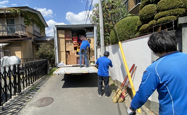 道幅の狭い道路での遺品の積み込み